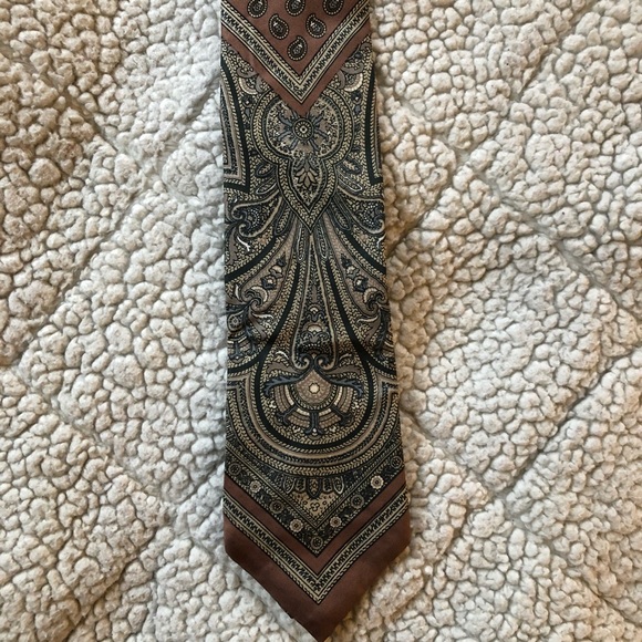 Bloomingdale’s Silk Paisley Tie - Picture 4 of 5